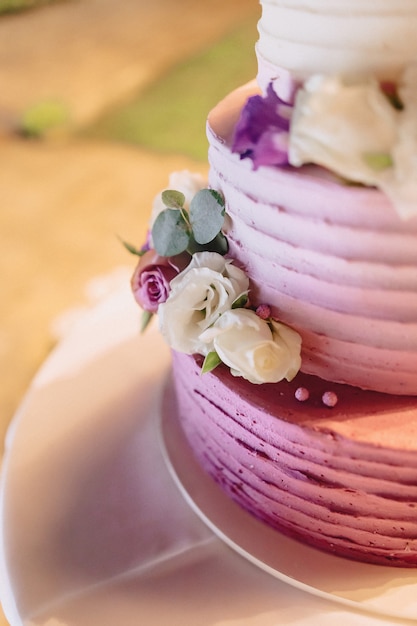 Torta nuziale per celebrare il matrimonio e tenere un banchetto