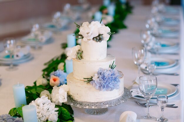 Torta nuziale sul tavolo di nozze.