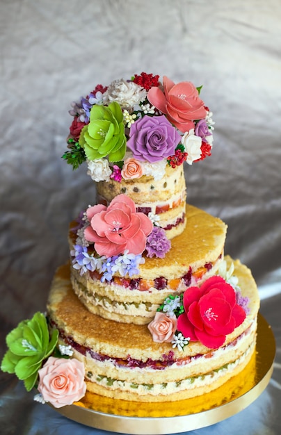 Torta nuziale. Torta fatta a mano nuda rustica, decorata con rose.