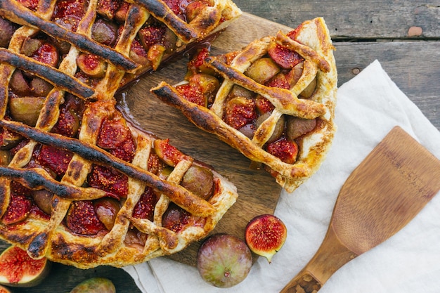 Torta o crostata del fico di autunno con cannella su una vecchia tavola di legno. Vista dall'alto