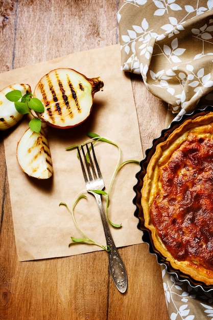 Torta o crostata di cipolle servita con cipolla grigliata