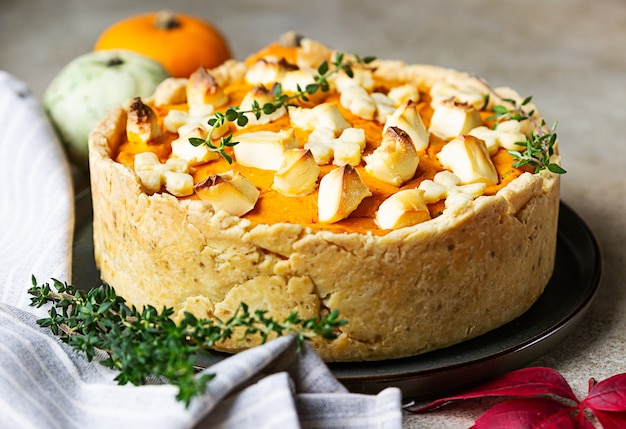 Torta o crostata di zucca fatta in casa per il Giorno del Ringraziamento.