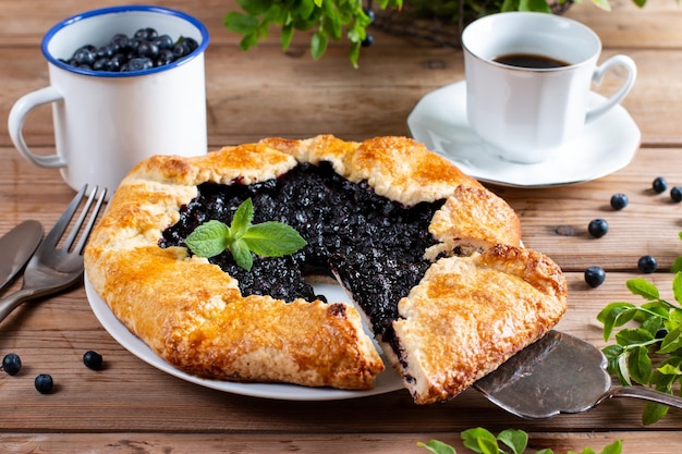 Torta o galette ai mirtilli croccanti fatti in casa Torte estive luminose e deliziose con frutti di bosco