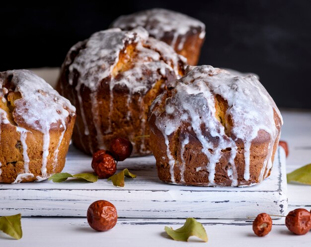 Torta pasquale al forno con glassa al limone bianca