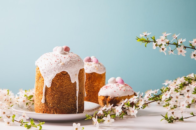 Torta pasquale con glassa e decorazione Cartolina con pane pasquale Tradizioni cristiane Spazio di copia Sfondo bianco