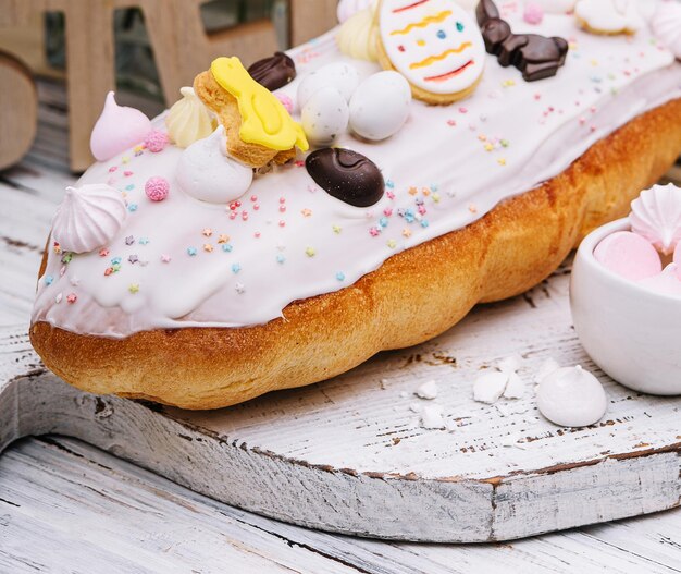 Torta pasquale con meringa decorata con coniglietto di cioccolato e uova