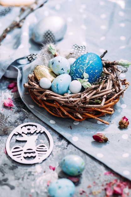 Torta pasquale con meringa e decorazione sul tavolo