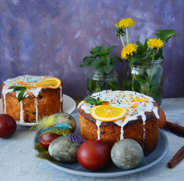 Torta pasquale, fiori e uova colorate naturali dipinte.