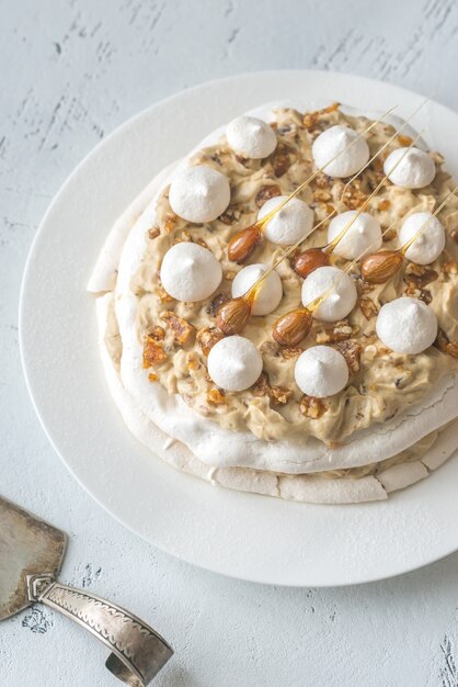 Torta Pavlova con caramello e mandorle