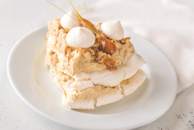 Torta Pavlova con caramello e mandorle