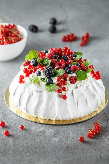 Torta Pavlova con panna e frutti di bosco freschi estivi