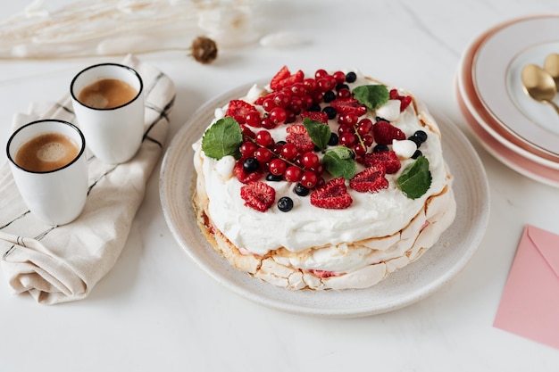 Torta Pavlova con panna e frutti di bosco.