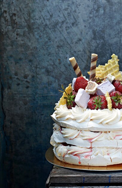 Torta Pavlova con panna montata e marshmallow alla fragola