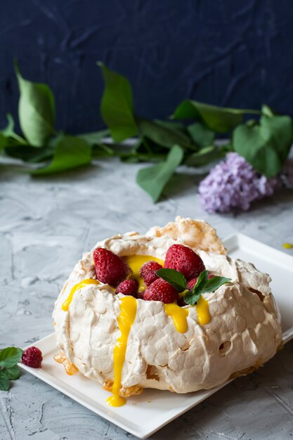 Torta Pavlova con torta alle fragole e agrumi