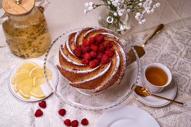 Torta perfetta con i lamponi sul tavolo.