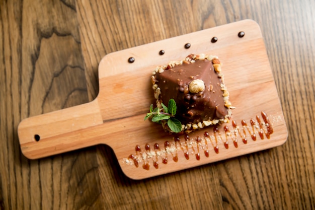 Torta piramidale al cioccolato con noci