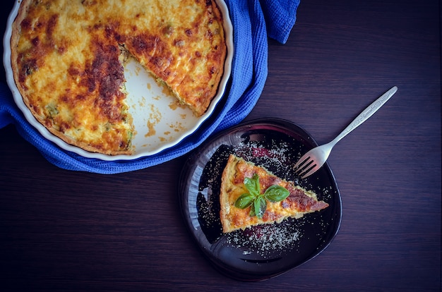 Torta quiche lorraine con pollo, funghi e broccoli