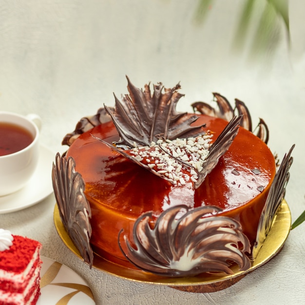 Torta Red Brulée con tazza di tè