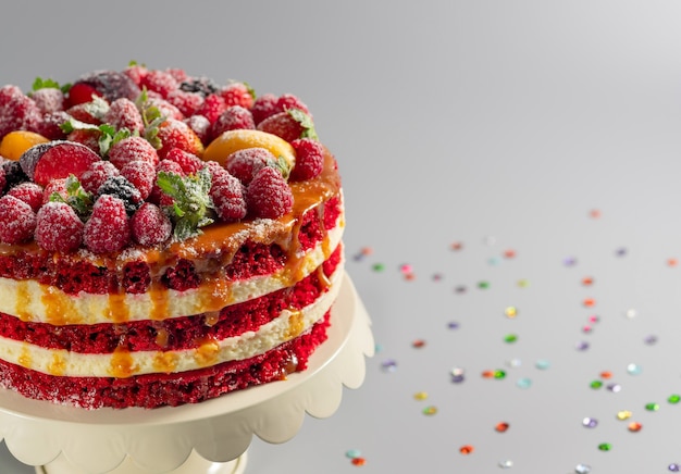 torta red velvet decorata con frutti di bosco freschi Delizioso dessert