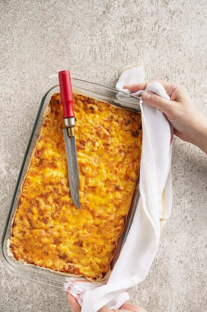 Torta ripiena fatta in casa appena sfornata in una teglia