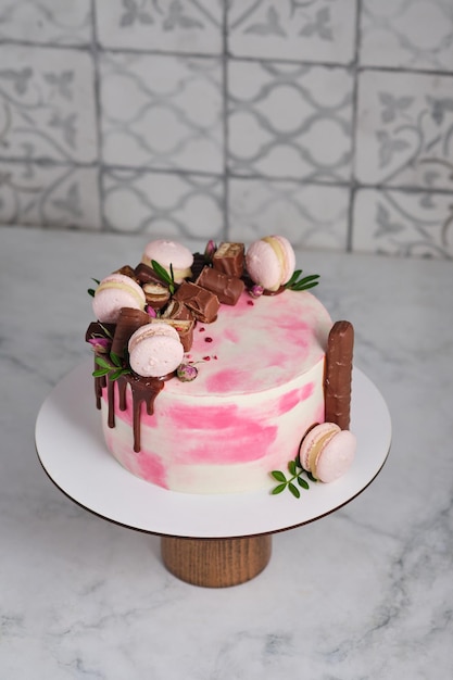 Torta rosa e bianca per una ragazza Dessert decorato con cioccolato e pasta