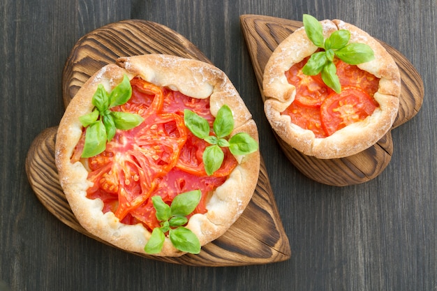 Torta rossa del pomodoro su un bordo di legno.