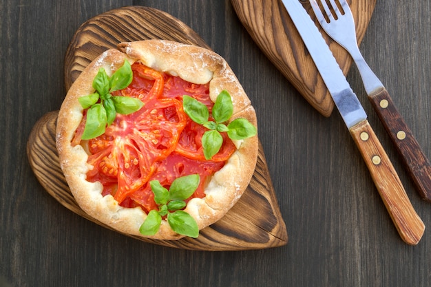 Torta rossa del pomodoro su un bordo di legno.