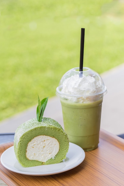 Torta Rotolo Al Tè Verde Con Foglie Di Tè E Tè Verde Freddo Con Latte Torta Rotolo Al Tè Verde