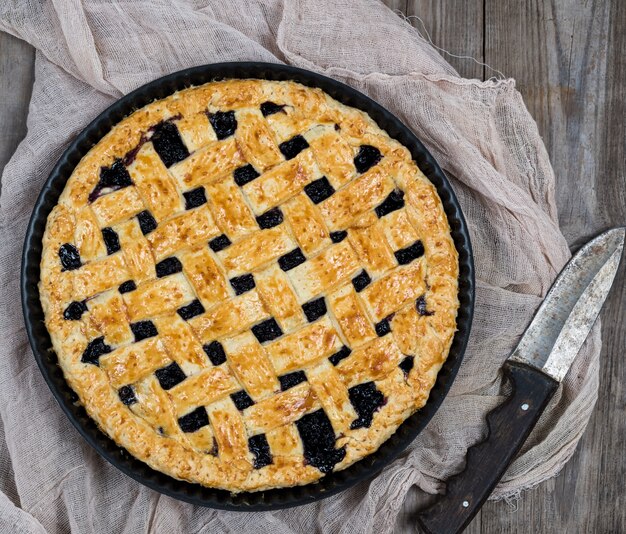 Torta rotonda di ribes al forno