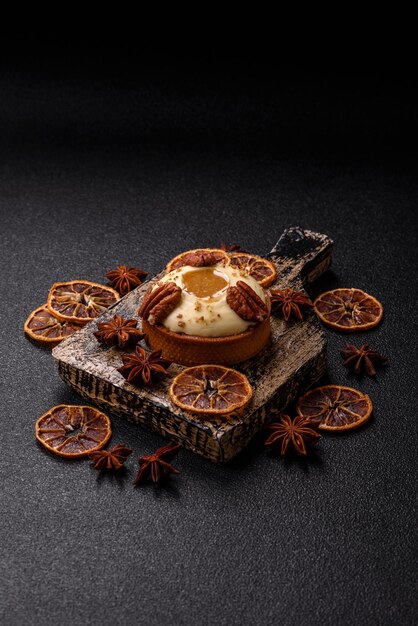 Torta rotonda dolce con crema di agrumi bianchi e noci