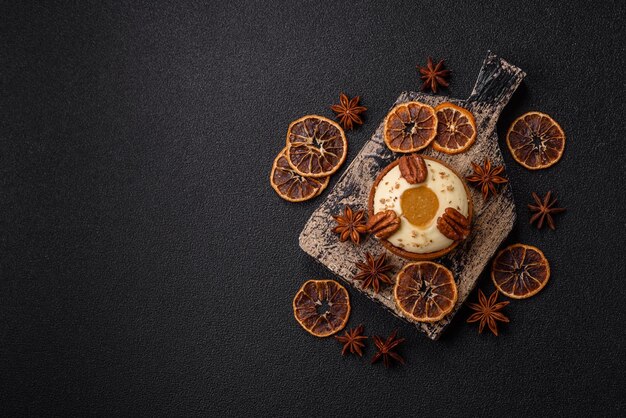 Torta rotonda dolce con crema di agrumi bianchi e noci
