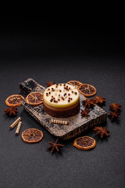 Torta rotonda dolce tre cioccolatini