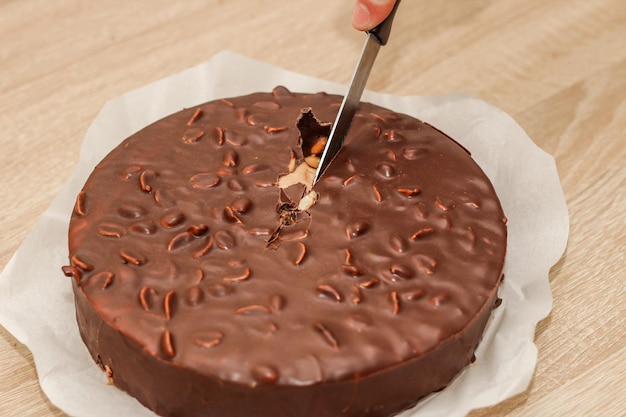 Torta rotonda glassata al cioccolato con arachidi