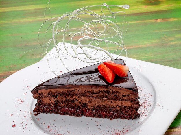 Torta Sacher al cioccolato con fragole