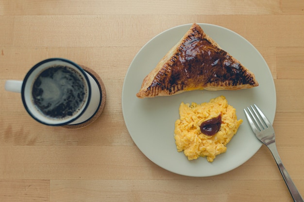 torta sandwich fatta in casa con uova strapazzate e caffè nero