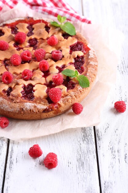 Torta saporita con frutti di bosco sul primo piano della tavola