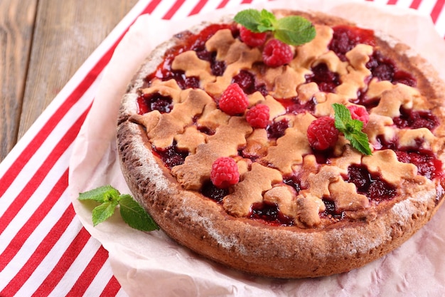 Torta saporita con frutti di bosco sul primo piano della tavola