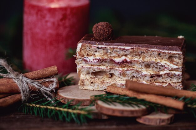 Torta saporita di natale su priorità bassa di legno scura con la decorazione attillata.