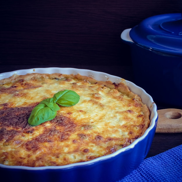 Torta saporita fatta in casa della quiche lorraine francese