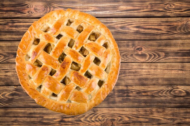 Torta saporita fatta in casa sul tavolo di legno