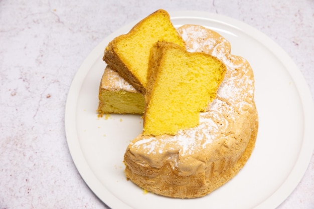 Torta Savoia fatta in casa su un bel piatto di porcellana bianca