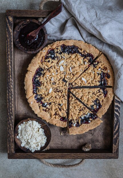 Torta sbriciolata con marmellata in vassoio di legno Torta di marmellata fatta in casa streusel