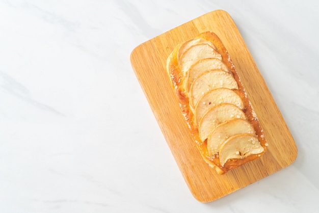 torta sbriciolata di pane di mele su tavola di legno