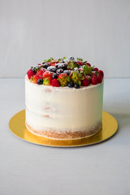 Torta semi nuda fragola e mirtillo di pasta frolla a strati con crema al burro