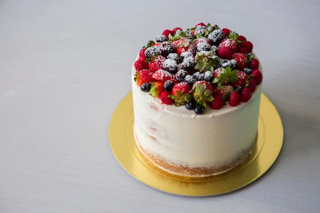 Torta semi nuda fragola e mirtillo di pasta frolla a strati con crema al burro