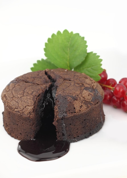 Torta soufflé al cioccolato su sfondo bianco