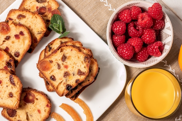 Torta squisita della frutta secca con i lamponi