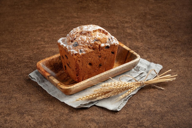 Torta stolichny russa appena sfornata con uvetta su sfondo marrone