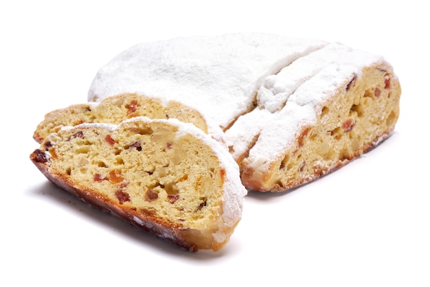 Torta stollen tradizionale a fette di Natale con marzapane e frutta secca isolata su sfondo bianco