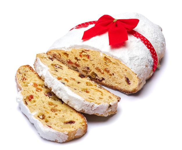 Torta stollen tradizionale a fette di Natale con marzapane e frutta secca isolata su sfondo bianco